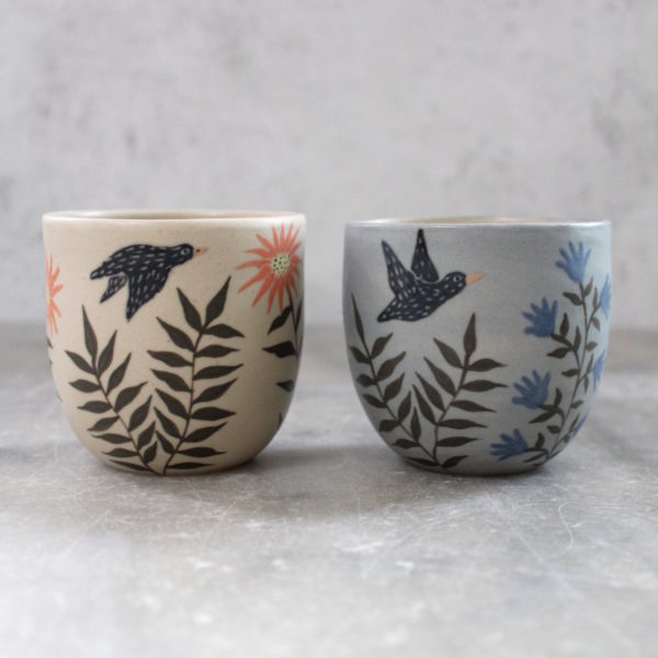 Tasse à café artisanale, tournée en grès et décorée au pinceau. Modèles Fleurs bleues et Fleurs-Soleil