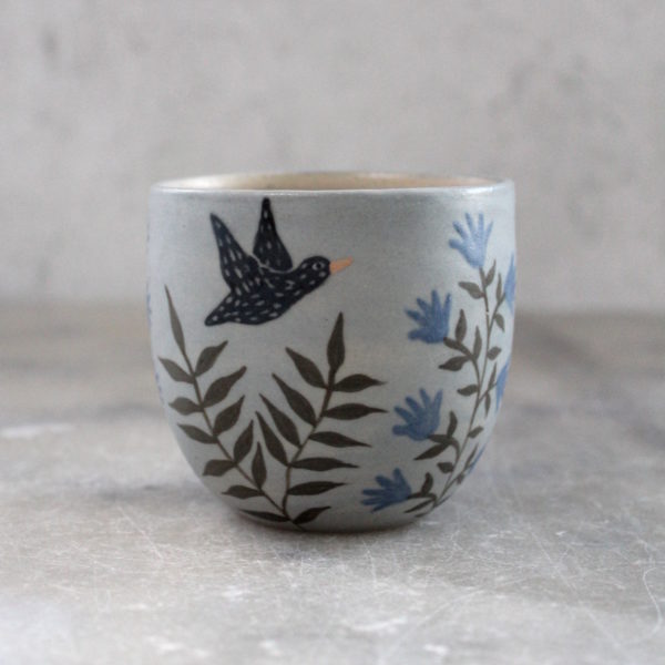 Tasse à café artisanale, tournée en grès et décorée au pinceau. Modèle fleurs bleues.
