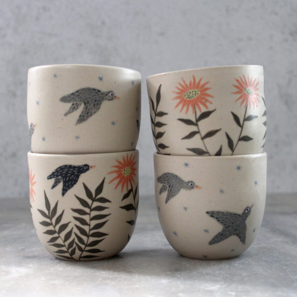 Tasses à café artisanales en grès décorées à la main. Modèles Oiseaux et Fleurs-Soleil.