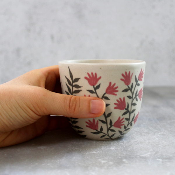 Tasse à café artisanale, tournée en grès et décorée au pinceau. Modèle fleurs rouges.