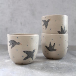 Tasses à café artisanale, tournées en grès et décorées au pinceau. Modèle Oiseaux.