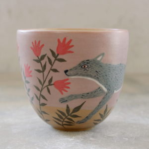 Gobelet Loup tourné en grès et décoré à la main par Anaïs Trivier. Pièce unique. Céramique artisanale française.