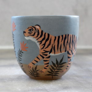 Gobelet Tigre tourné en grès et décoré à la main par Anaïs Trivier. Pièce unique. Céramique artisanale française.