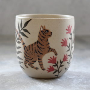Tasse artisanale Chat brun tigré. Céramique fabriquée et illustrée par Anaïs Trivier