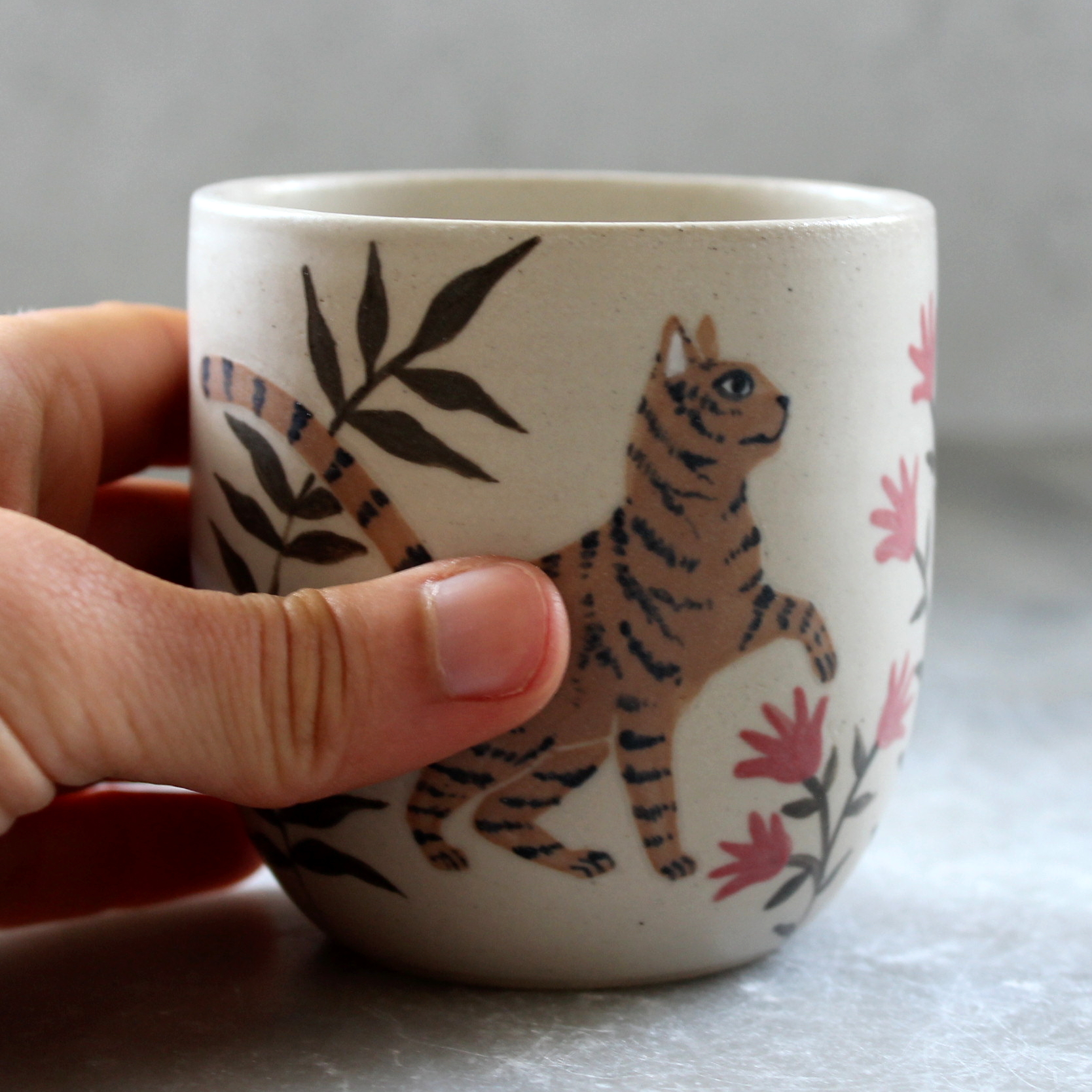 Tasse artisanale Chat brun tigré. Céramique fabriquée et illustrée par Anaïs Trivier