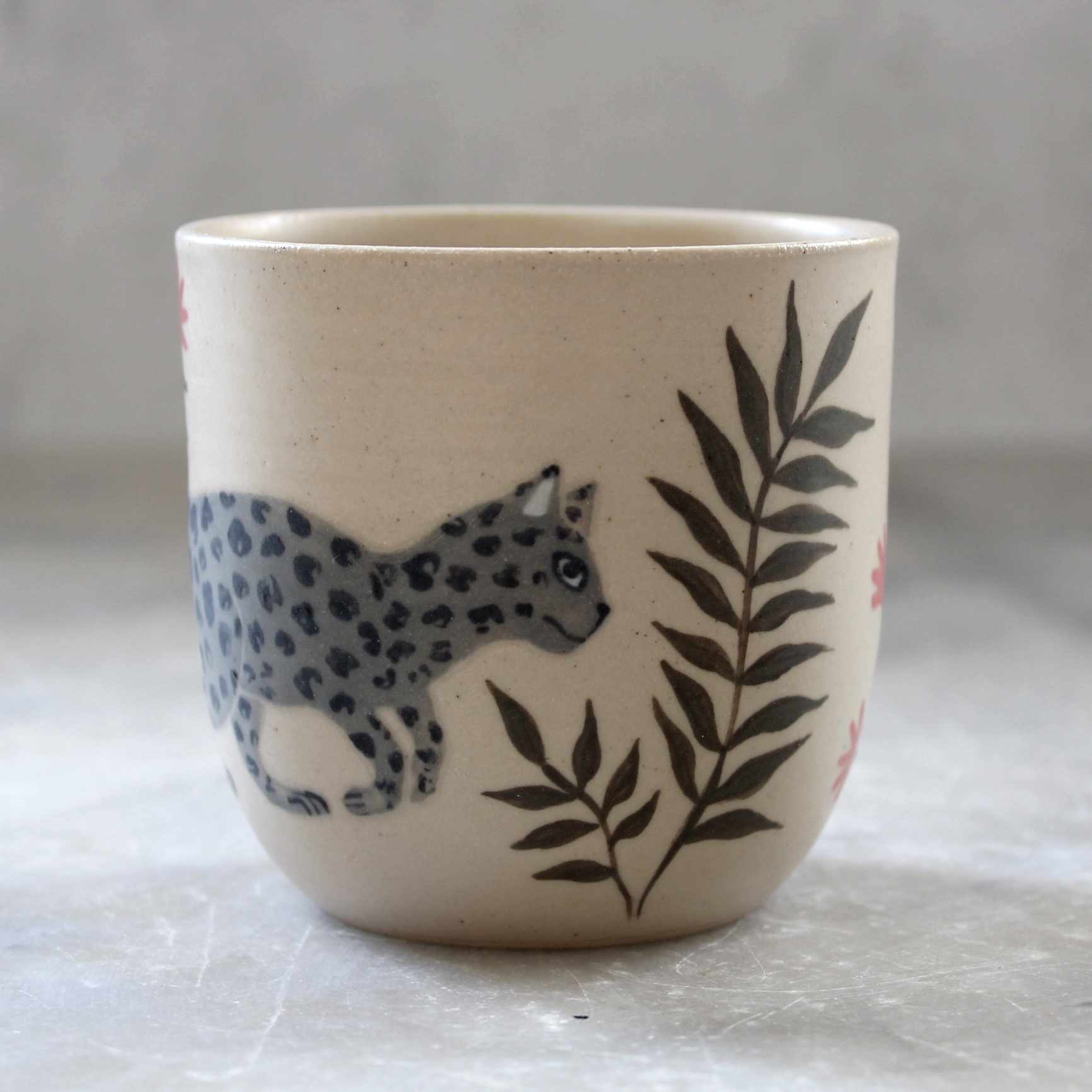 Tasse Chat gris léopard. Céramique artisanale fabriquée et illustrée par Anaïs Trivier