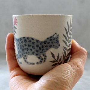 Tasse Chat gris léopard. Céramique artisanale fabriquée et illustrée par Anaïs Trivier