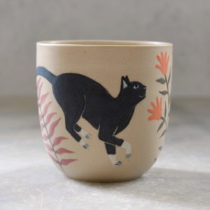 Tasse à café Chat noir. Céramique artisanale tournée en grès et décorée par Anaïs Trivier
