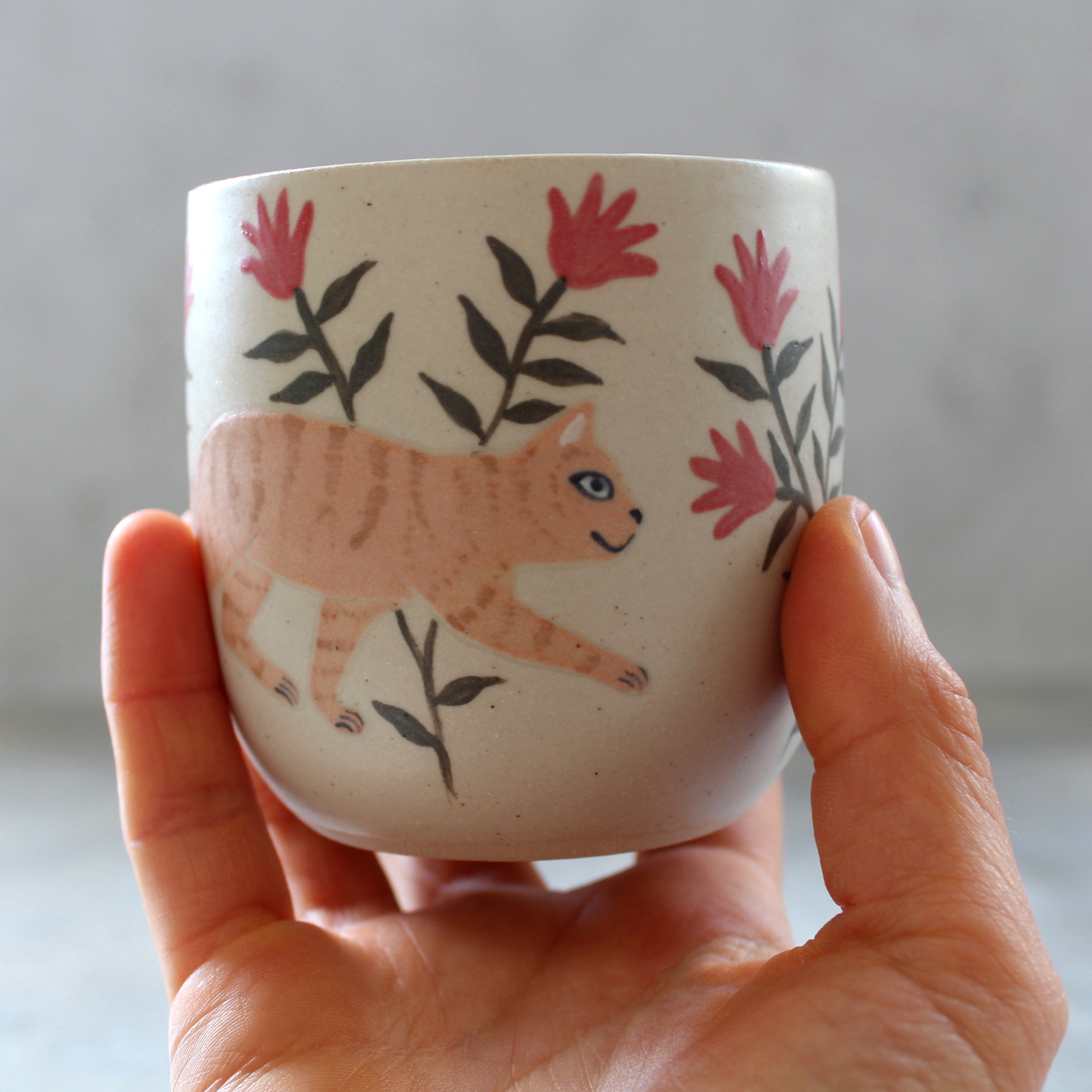 Tasse artisanale Caht roux en grès illustrée à la main par Anaïs Trivier.