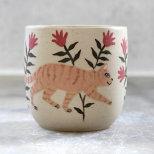 Tasse artisanale Caht roux en grès illustrée à la main par Anaïs Trivier.