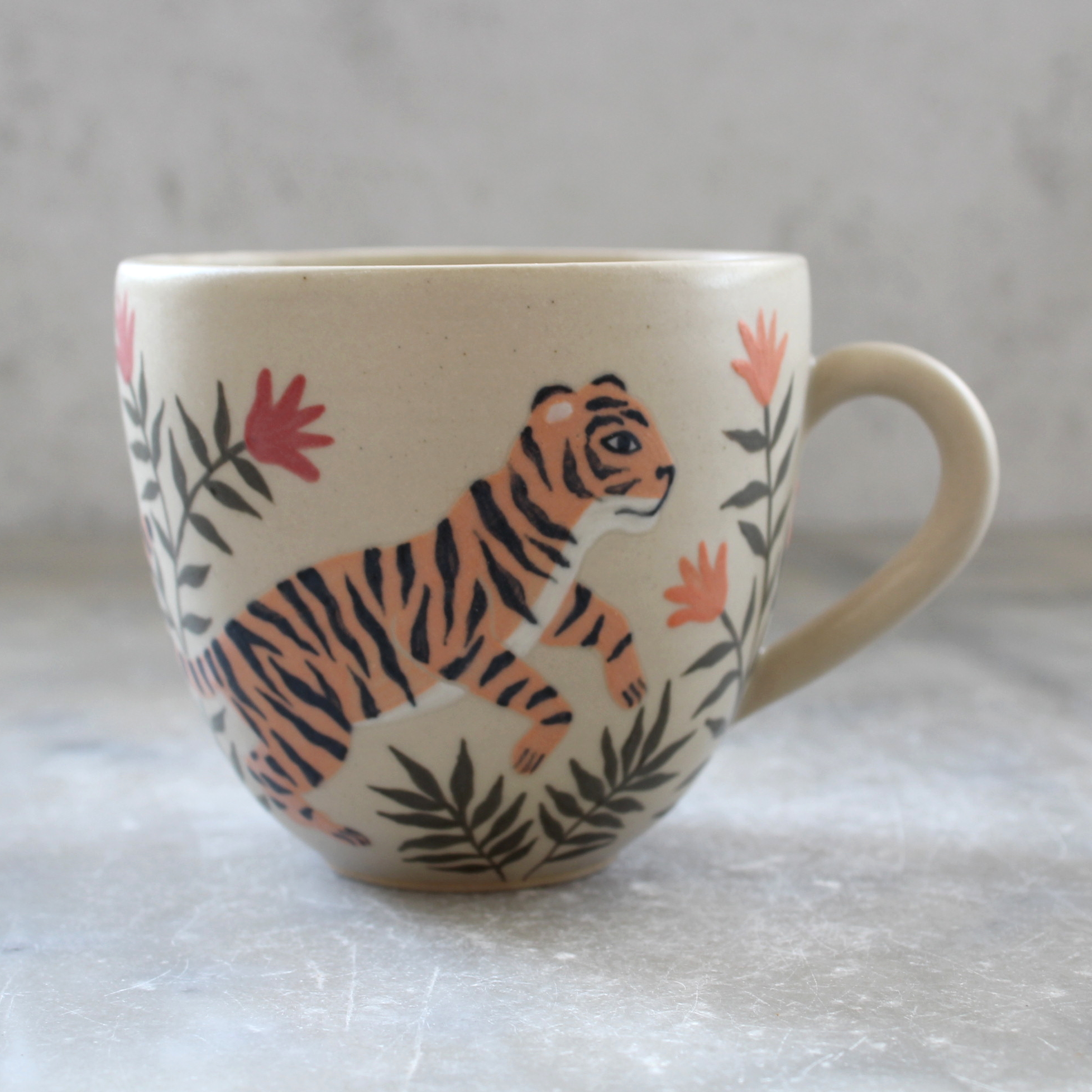 Tasse Tigre tourné en grès et décoré à la main par Anaïs Trivier. Pièce unique. Céramique artisanale française.