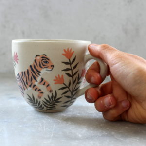 Tasse Tigre tourné en grès et décoré à la main par Anaïs Trivier. Pièce unique. Céramique artisanale française.
