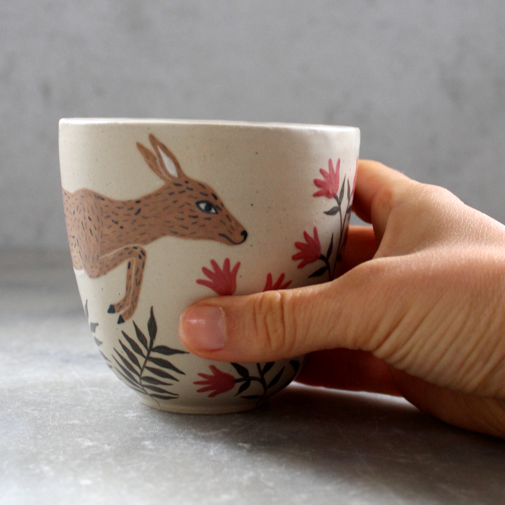 Gobelet Biche tourné en grès et décoré à la main. Pièce unique. Céramique artisanale française.