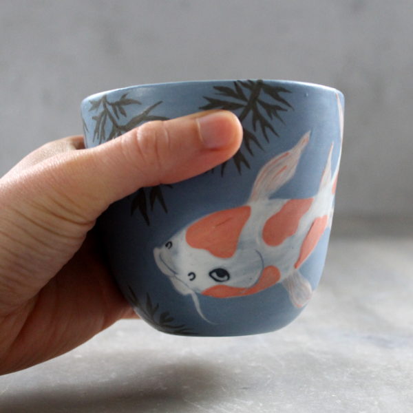 Gobelet Carpe Koï tourné en grès et décoré à la main. Pièce unique. Céramique artisanale française.