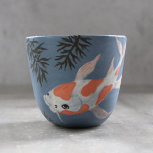 Gobelet Carpe Koï tourné en grès et décoré à la main. Pièce unique. Céramique artisanale française.