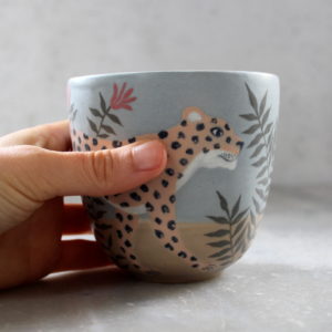 Gobelet illustré Léopard tourné en grès et décoré à la main. Pièce unique. Céramique artisanale française.