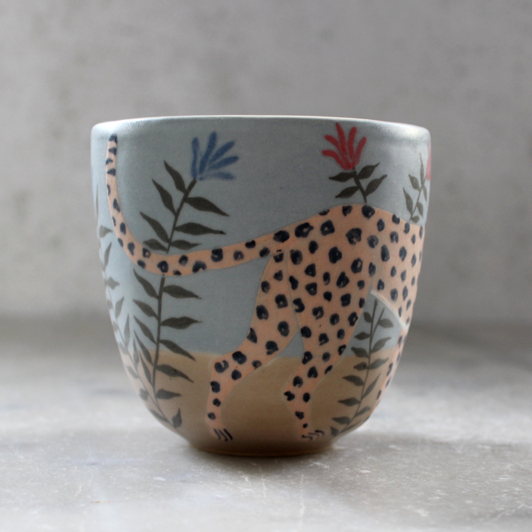 Gobelet illustré Léopard tourné en grès et décoré à la main. Pièce unique. Céramique artisanale française.