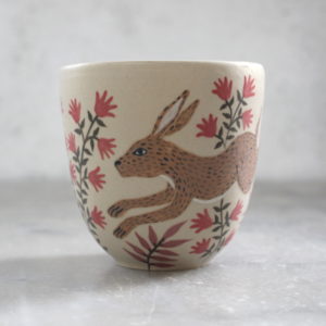 Gobelet illustré Lièvre tourné en grès et décoré à la main. Pièce unique. Céramique artisanale française.