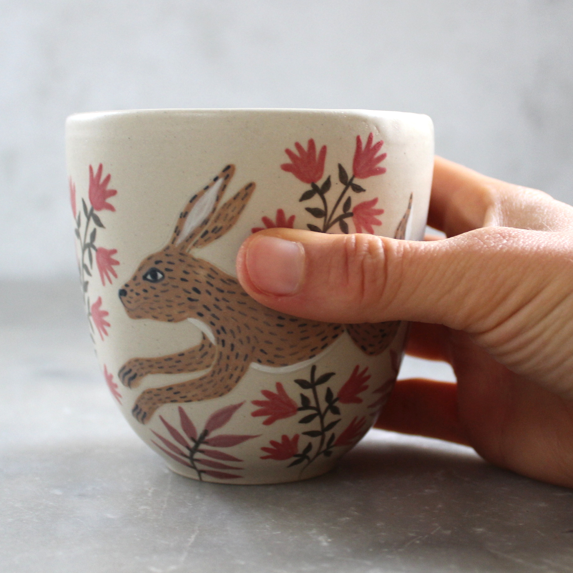 Gobelet illustré Lièvre tourné en grès et décoré à la main. Pièce unique. Céramique artisanale française.