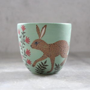 Gobelet illustré Lièvre, tourné en grès et décoré à la main. Pièce unique. Céramique artisanale française.