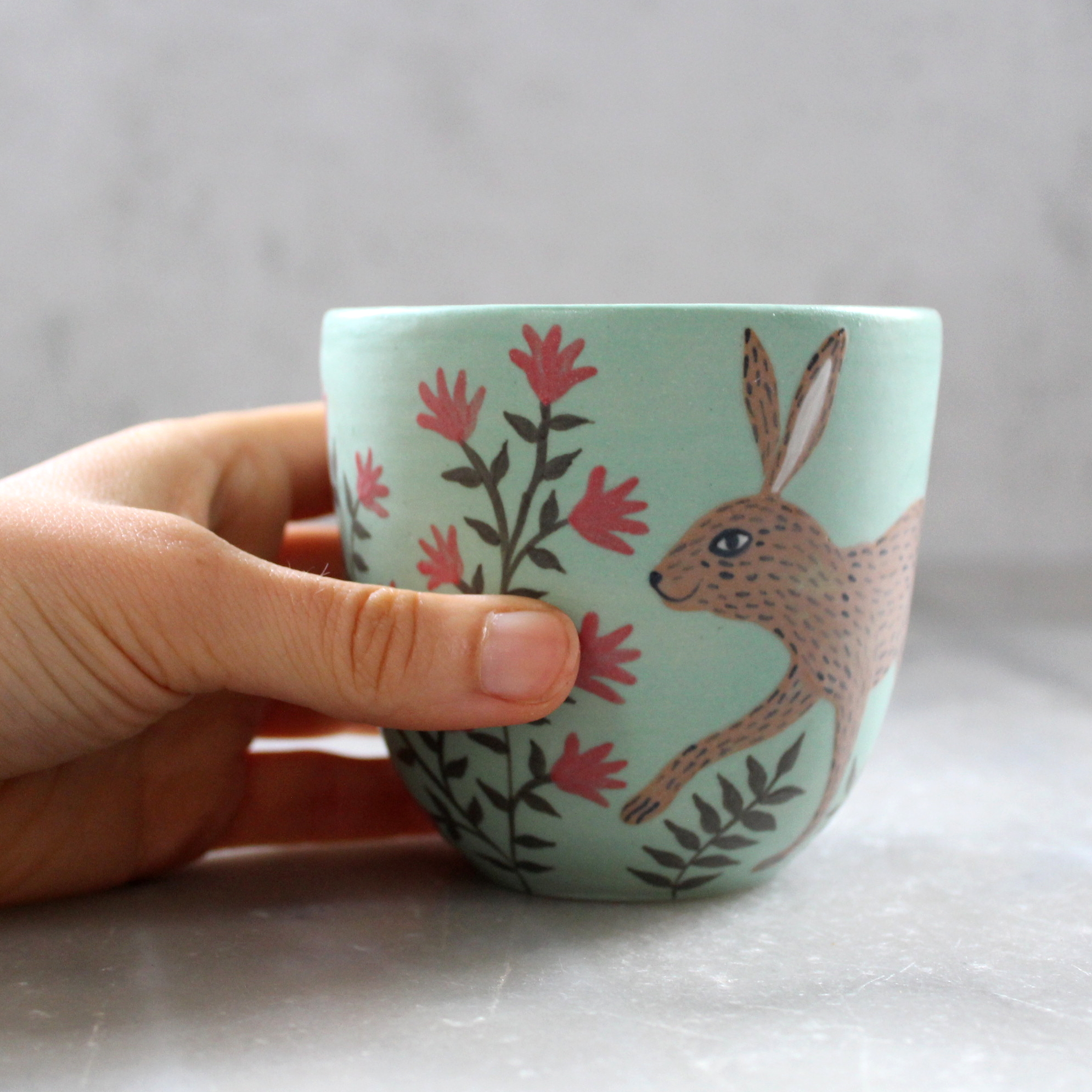 Gobelet illustré Lièvre, tourné en grès et décoré à la main. Pièce unique. Céramique artisanale française.