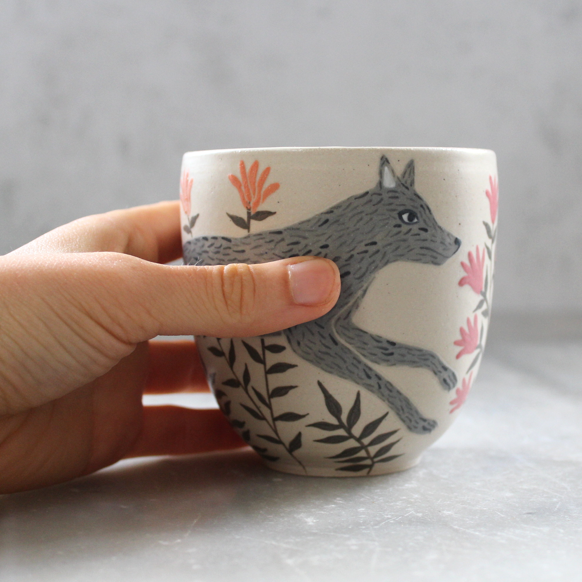 Gobelet Loup tourné en grès et décoré à la main. Pièce unique. Céramique artisanale française.