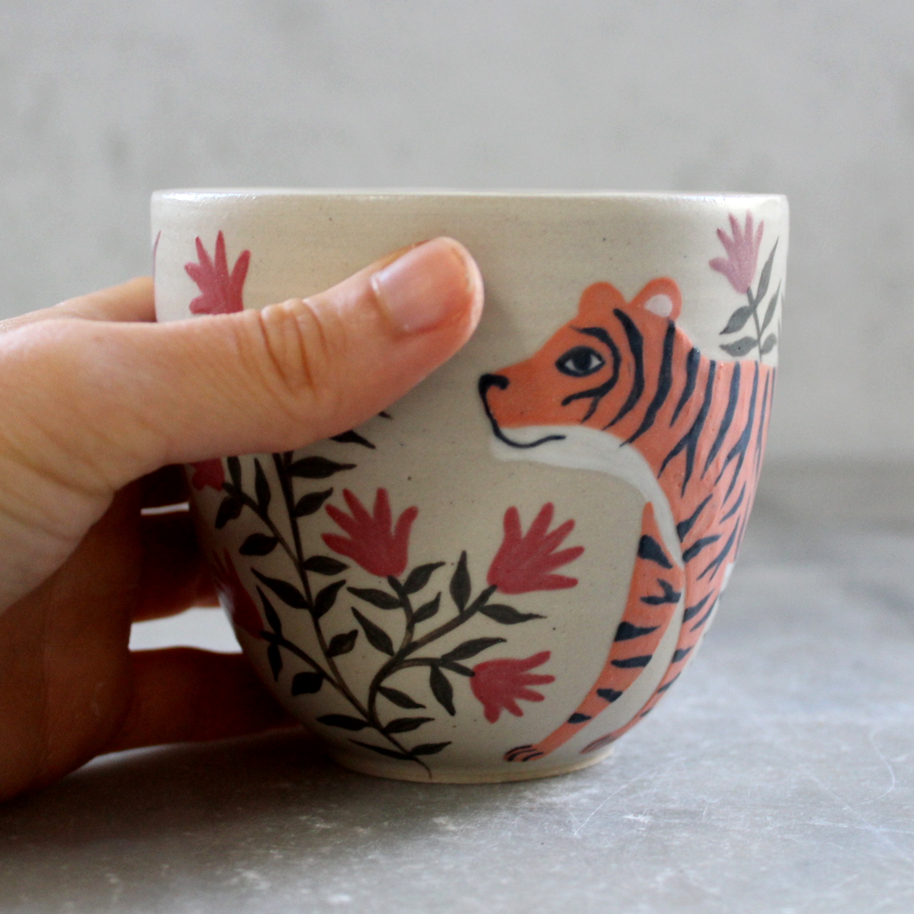 Gobelet illustré Tigre tourné en grès et décoré à la main. Pièce unique. Céramique artisanale française.