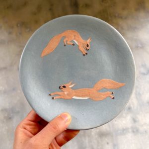 Assiette illustrée Ecureuil par Anaïs Trivier. Pièce unique. Céramique artisanale.