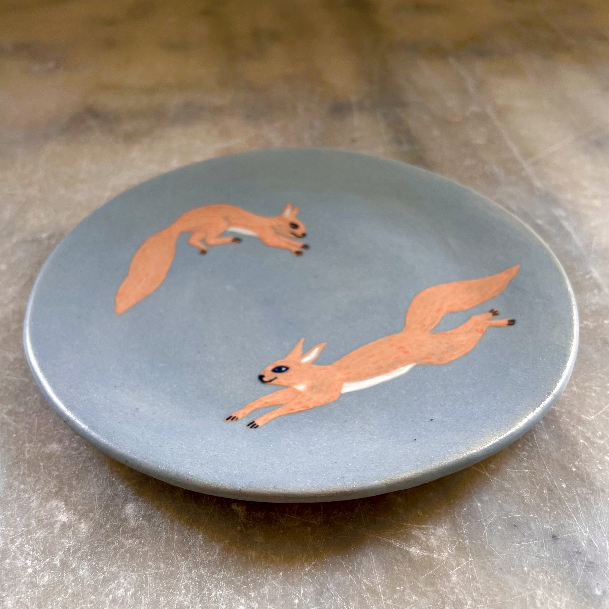 Assiette illustrée Ecureuil par Anaïs Trivier. Pièce unique. Céramique artisanale.