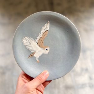 Assiette illustrée Chouette effraie par Anaïs Trivier. Pièce unique. Céramique artisanale.