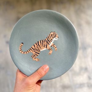 Assiette illustrée Tigre par Anaïs Trivier. Pièce unique. Céramique artisanale.