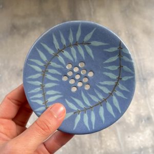 Porte-savon en céramique fabriqué et décoré à la main par Anaïs Trivier