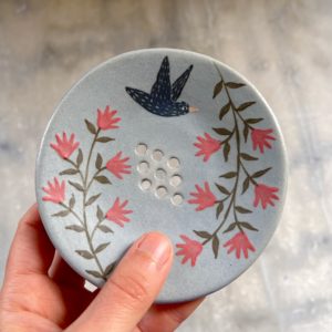 Porte-savon en céramique fabriqué et décoré à la main par Anaïs Trivier
