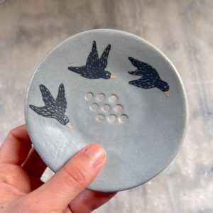 Porte-savon en céramique fabriqué et décoré à la main par Anaïs Trivier