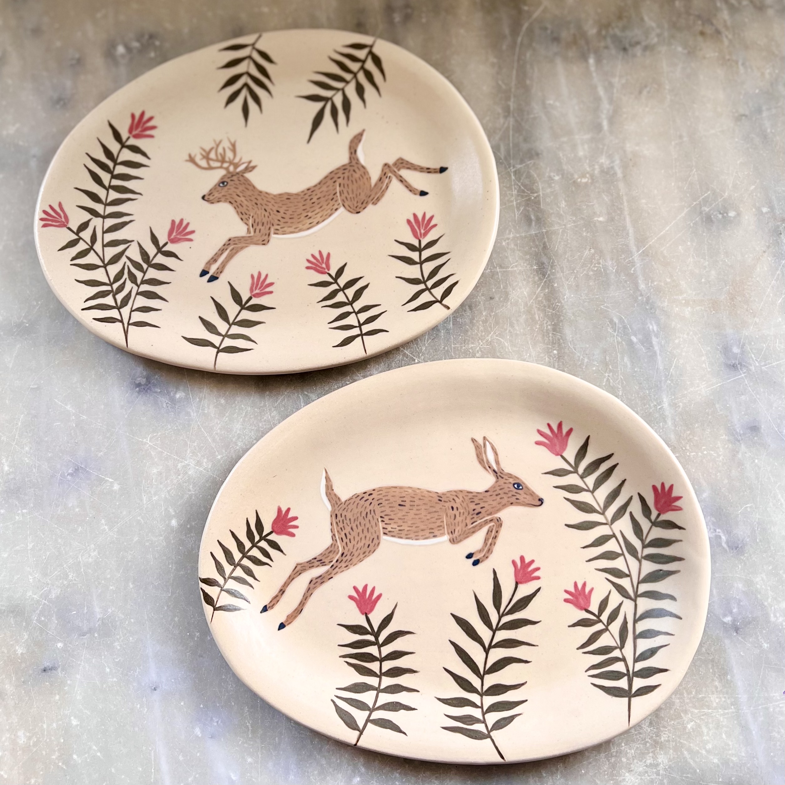 Plats Biche et Cerf en céramique fabriqués et décorés à la main par Anaïs Trivier