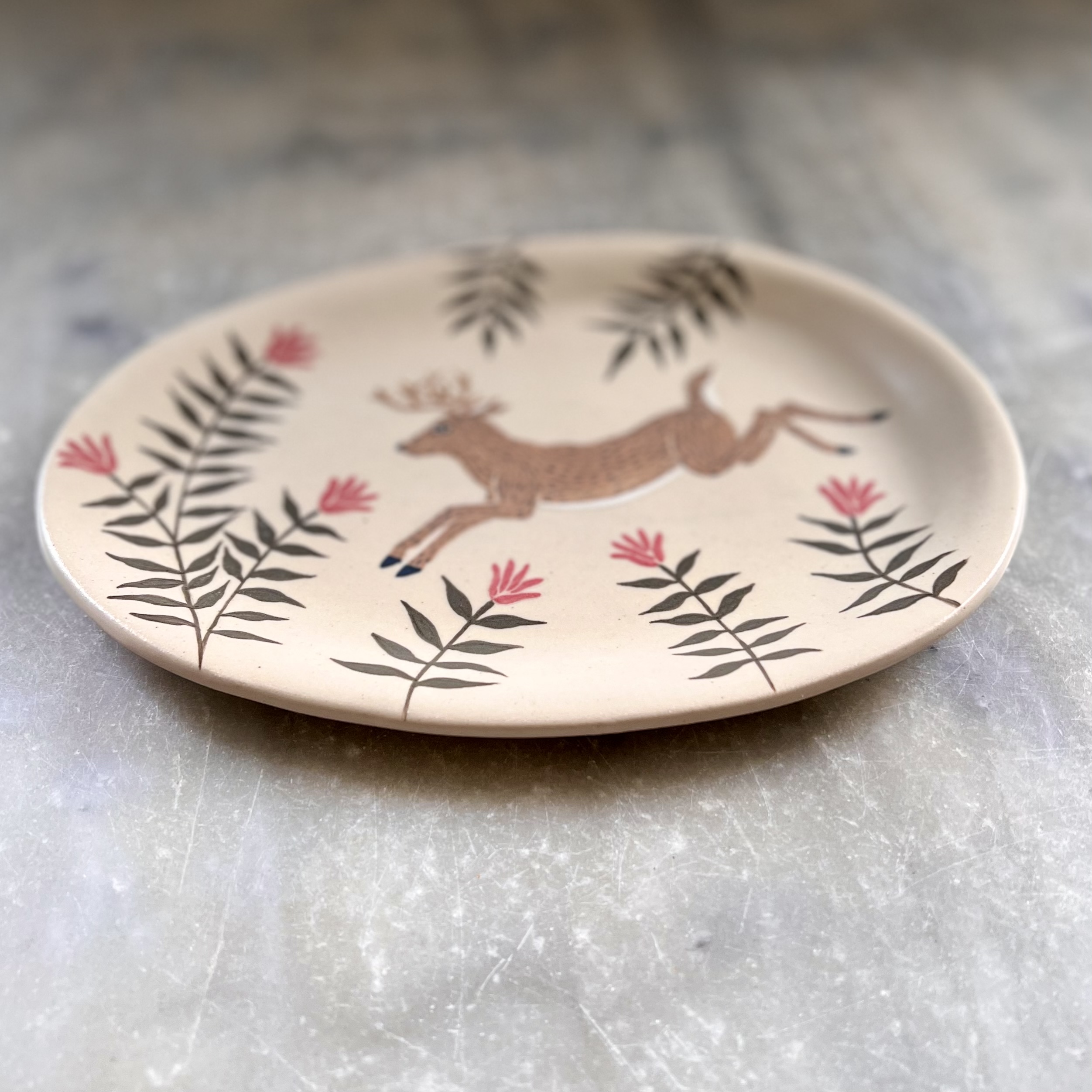 Plat Biche en céramique fabriqué et décoré à la main par Anaïs Trivier