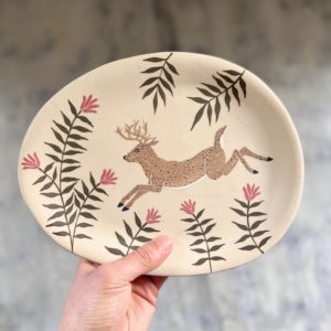 Plat Cerf en céramique fabriqué et décoré à la main par Anaïs Trivier