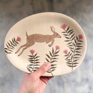 Plat Biche en céramique fabriqué et décoré à la main par Anaïs Trivier