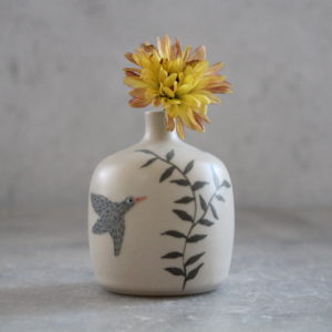 Mini vase Oiseaux au feuillage, tourné en grès et décoré à la main. Céramique artisanale.