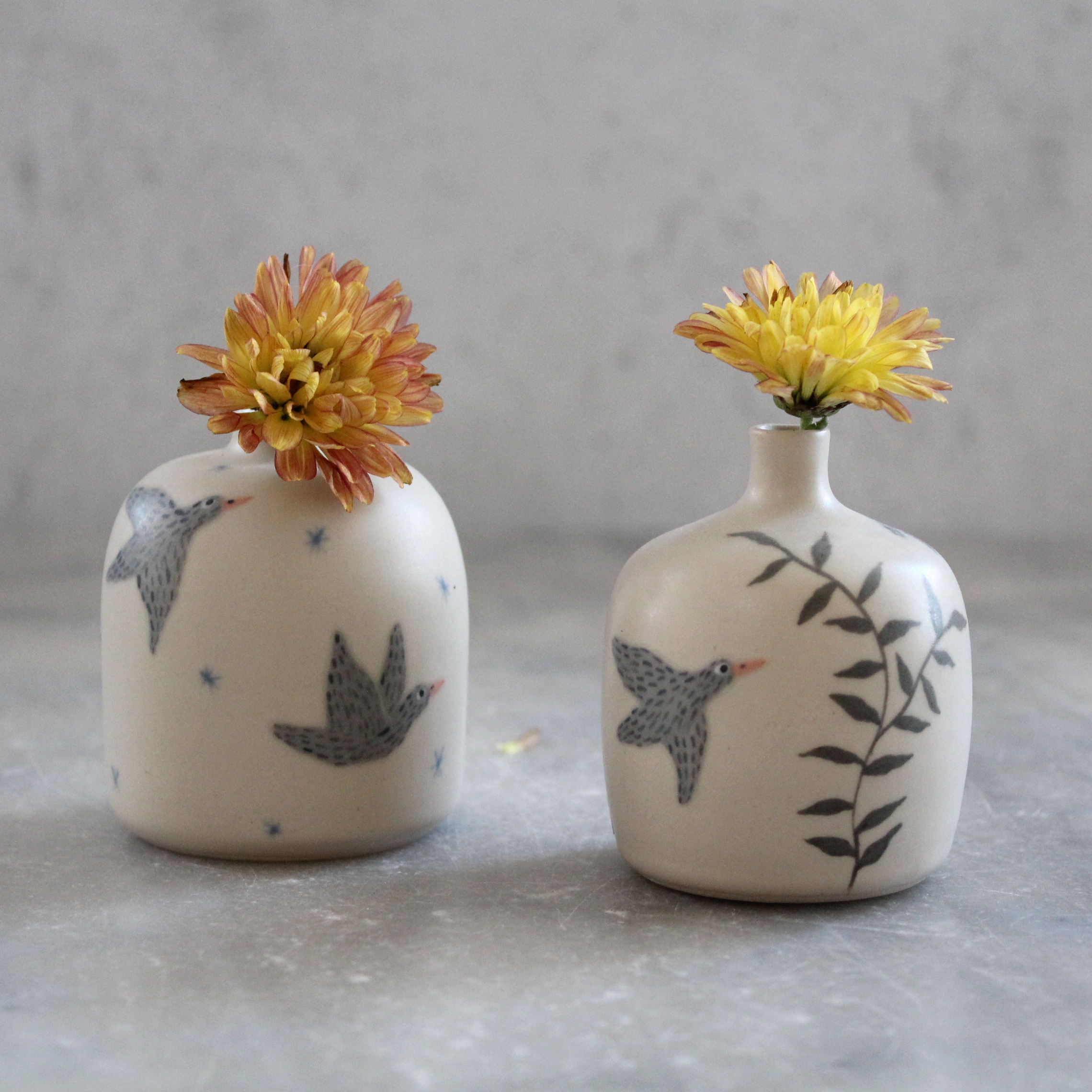 Mini vase Oiseaux, tourné en grès et décoré à la main. Céramique artisanale.