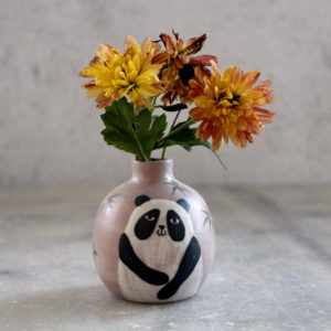 Mini vase Panda, tourné en grès et décoré aux engobes. Pièce unique, céramique artisanale.