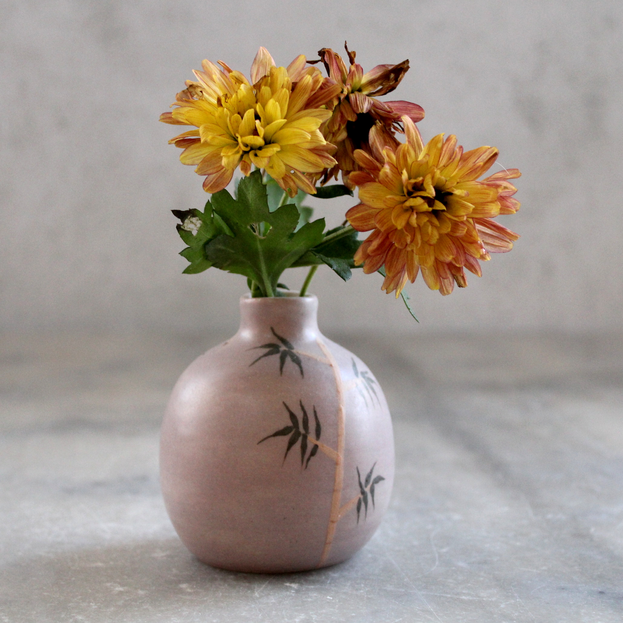 Mini vase Panda, tourné en grès et décoré aux engobes. Pièce unique, céramique artisanale.