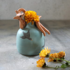 Pièce unique. Mini vase Renard turquoise, tourné et modelé en grès et décoré aux engobes.