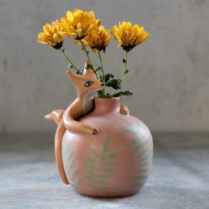 Pièce unique. Mini vase Renard rose, tourné et modelé en grès et décoré aux engobes.
