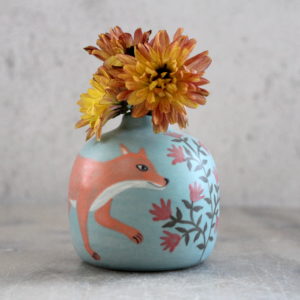 Mini vase renard turquoise. Pièce tournée en grès et décorée aux engobes. Pièce unique.