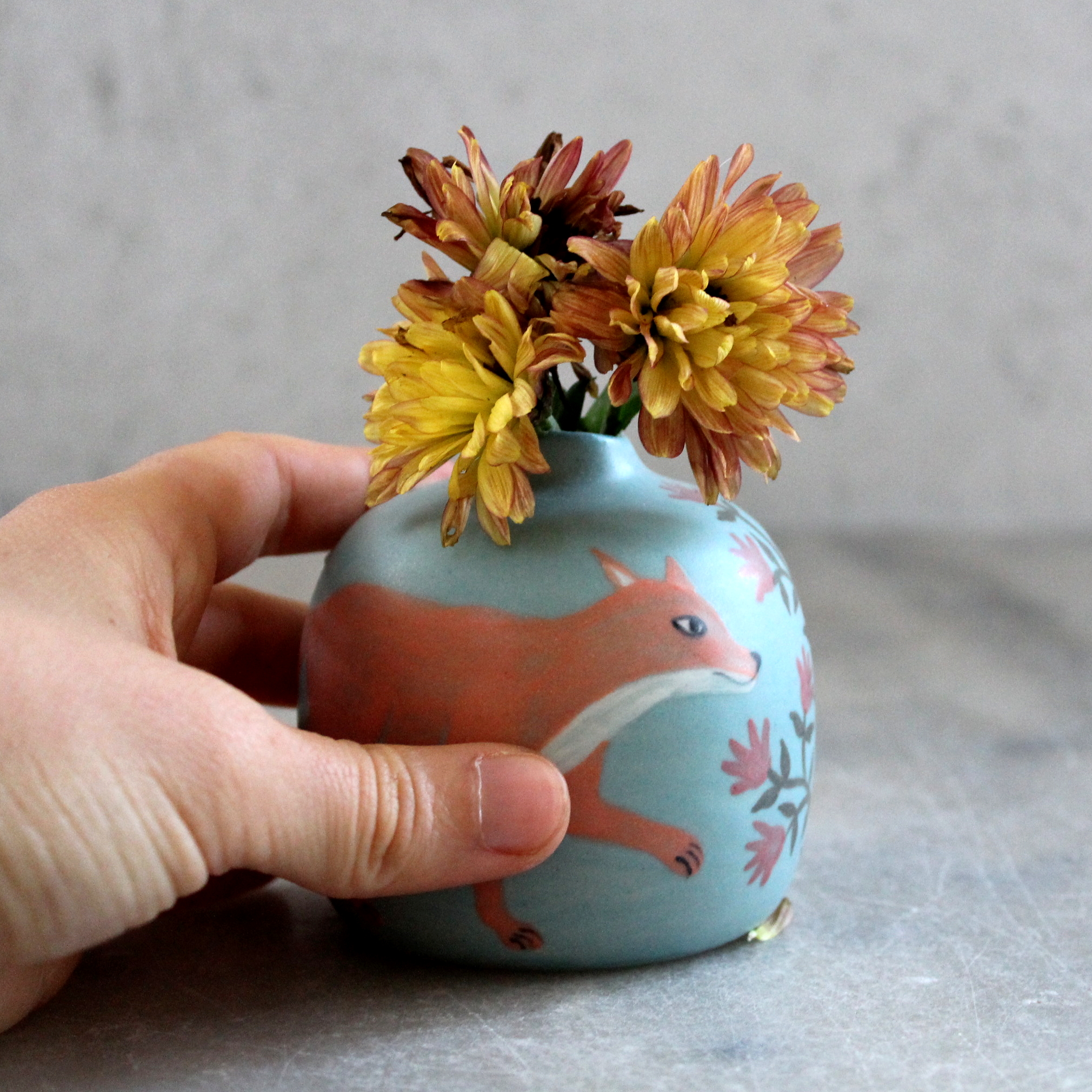Mini vase renard turquoise. Pièce tournée en grès et décorée aux engobes. Pièce unique.