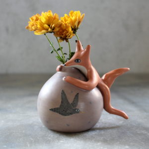 Pièce unique. Mini vase Renard violet, tourné et modelé en grès et décoré aux engobes.