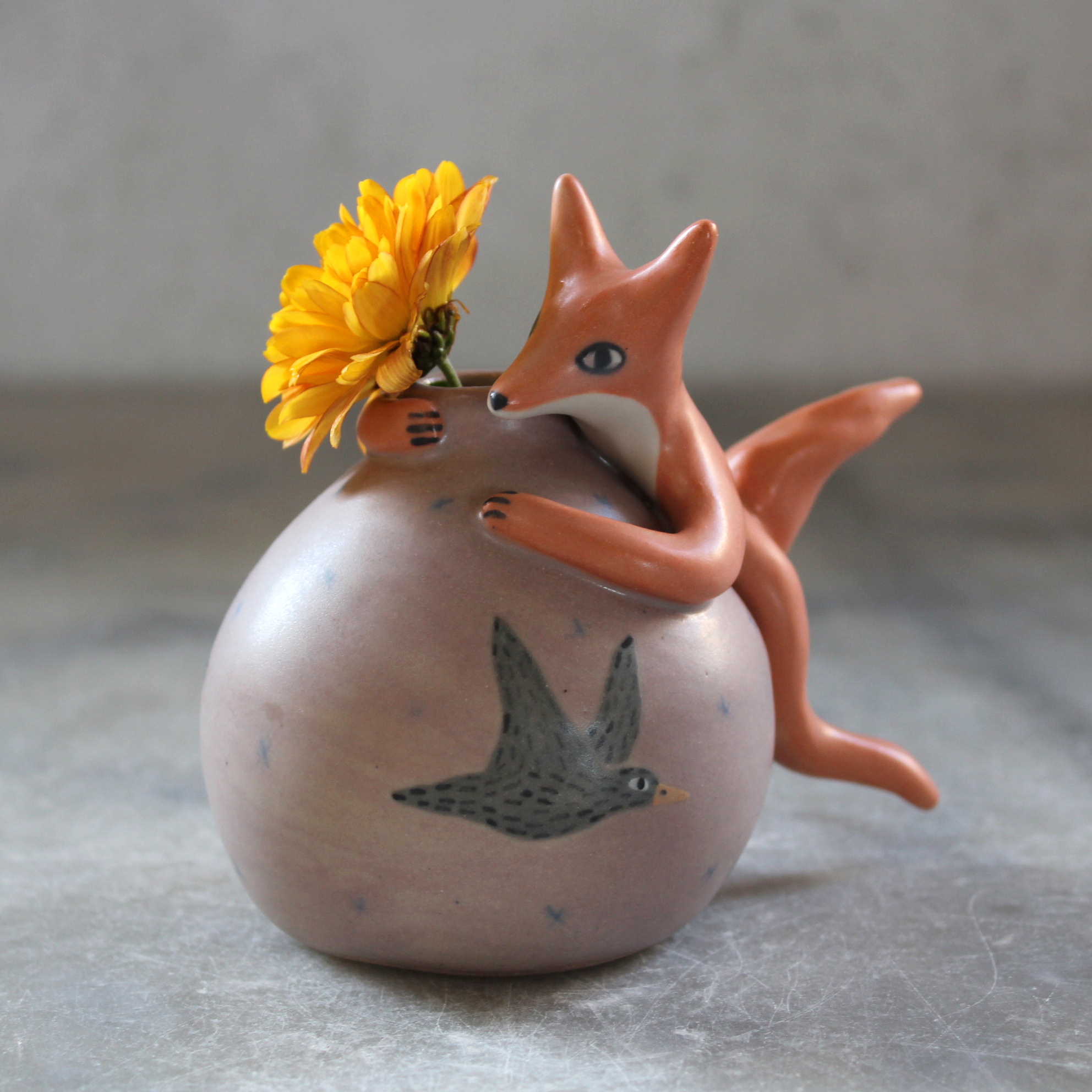 Pièce unique. Mini vase Renard violet, tourné et modelé en grès et décoré aux engobes.