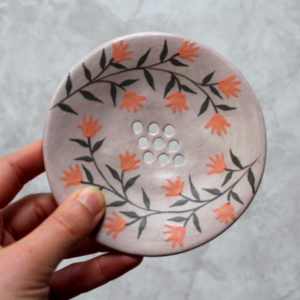 Porte savon artisanal en grès, décoré à la main