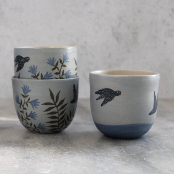 Tasses à café artisanales, tournées en grès et décorées au pinceau. Modèles Oiseau de mer et Fleurs bleues.